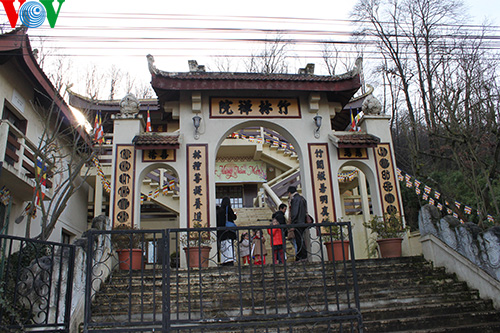 Vietnamese pray for good luck in France